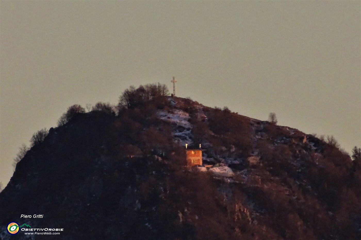 86 Maxi zoom sulla cima del Suchello con la croce e il rifugio in costruzione.JPG